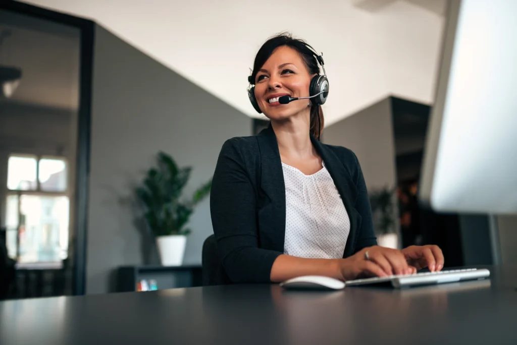 Contact Center Especializado-telemarketing Receptivo e Ativo-consultor-de-centro-de-chamada-bonita-em-fones-de-ouvido