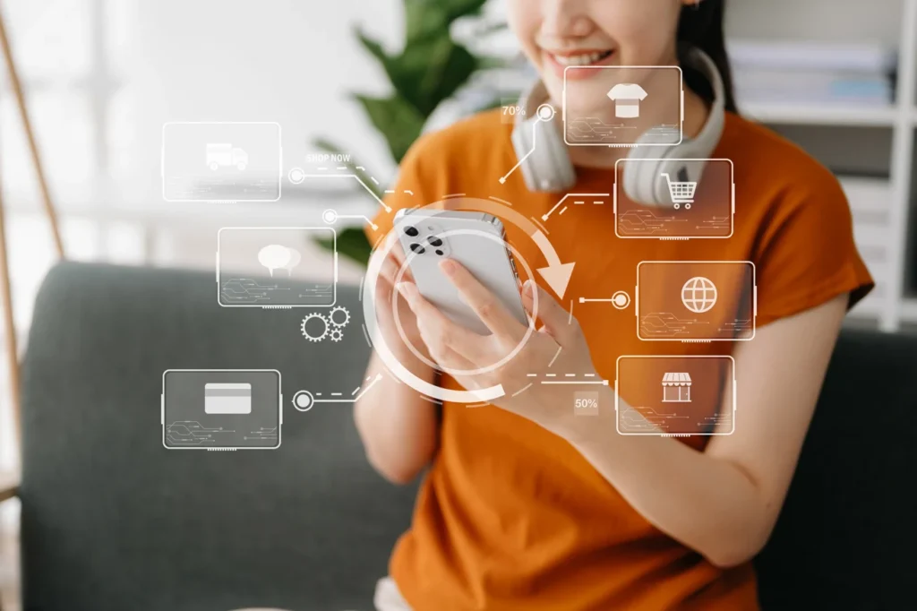 Omnichannel-atendimento-multicanal-mulher-mao-usando-um-laptop-smartphone