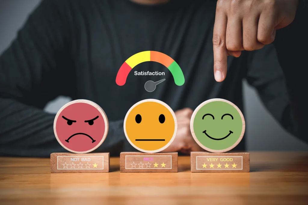 Pesquisa de Satisfação-selecionando-um-rosto-sorridente-em-um-circulo-de-bloco-de-madeira